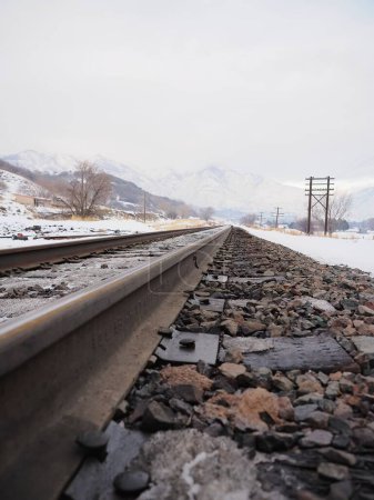 Téléchargez les photos : Un plan vertical de la voie ferrée en hiver. - en image libre de droit