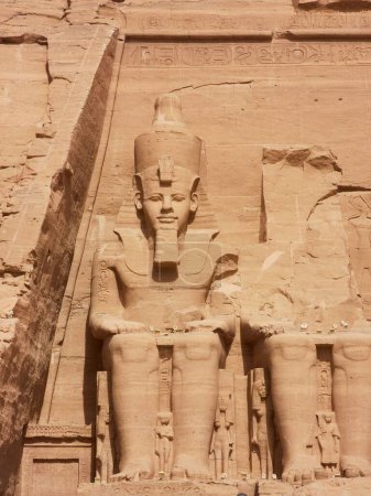 Foto de El templo de Ramsés en Abu Simbel, Egipto con sus jeroglíficos y antigüedades - Imagen libre de derechos