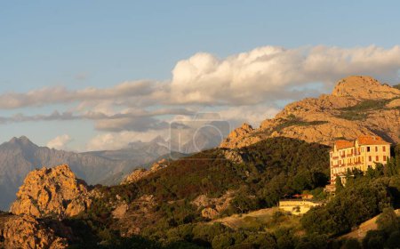 Téléchargez les photos : Un beau paysage de collines rocheuses dans un feuillage vert au lever du soleil - en image libre de droit
