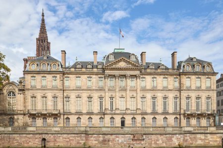Foto de Una vista panorámica del Palacio Rohan situado en Estrasburgo, Francia. - Imagen libre de derechos