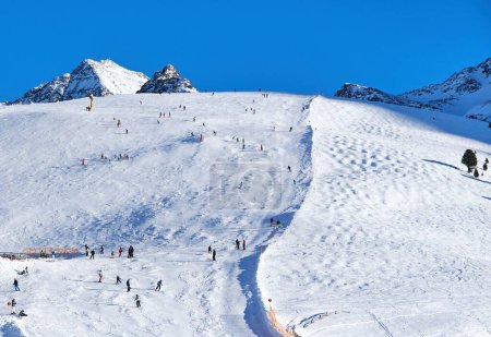 Téléchargez les photos : Vue aérienne des touristes qui skient à la station de ski Kuhtai à Otztal, en Autriche, par une journée d'hiver enneigée - en image libre de droit