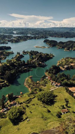 Foto de La vista de los hermosos paisajes del lago de Guatape desde Piedra del Penol en Colombia - Imagen libre de derechos