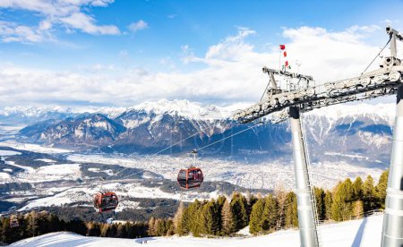 Téléchargez les photos : Un téléphérique sur la montagne enneigée Patscherkofel par une journée ensoleillée à Innsbruck, Autriche - en image libre de droit