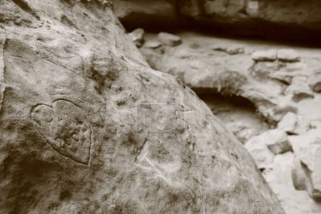 Foto de Un primer plano de una piedra con un corazón tallado - Imagen libre de derechos