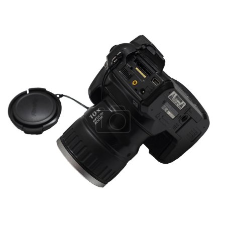 Téléchargez les photos : Un vieil appareil photo numérique 2005 avec Fujifilm FinePix S5200 manquant isolé sur fond blanc - en image libre de droit