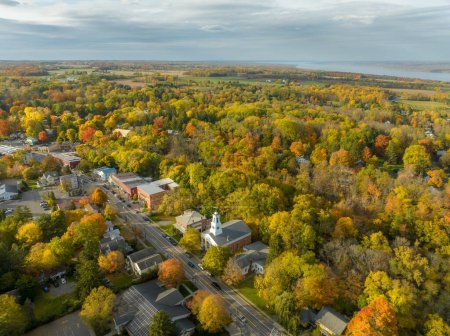 Foto de 10-16-2022, Imagen de otoño aérea de última hora de la tarde de la zona que rodea el pueblo de Trumansburg, NY, EE.UU. - Imagen libre de derechos