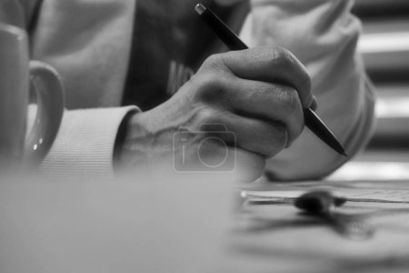 Téléchargez les photos : Un gros plan de la main humaine tenant stylo - en image libre de droit