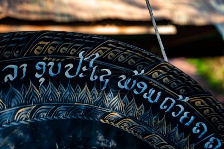 Foto de Un gong e inscripción en el templo budista del siglo XVI, Wat Xieng Thong en Luang Prabang, Laos - Imagen libre de derechos