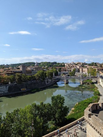Foto de Un hermoso paisaje de un viejo puente sobre el río en la antigua Roma, Italia - Imagen libre de derechos
