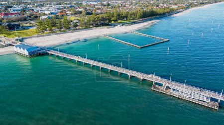 Téléchargez les photos : Un drone de la jetée de Busselton sur la plage de sable et les bâtiments côtiers à Busselton, Australie - en image libre de droit
