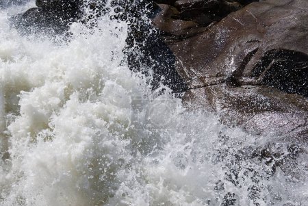Téléchargez les photos : Une vue panoramique des éclaboussures d'eau sur les rochers vus à la campagne - en image libre de droit