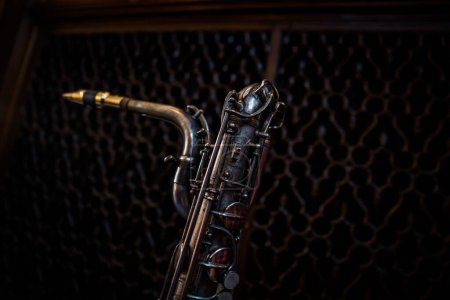 Téléchargez les photos : Plan rapproché d'une partie d'un saxophone - en image libre de droit