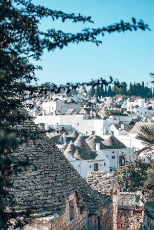 Téléchargez les photos : Un plan vertical de bâtiments trulli avec des toits à cônes ronds dans la ville d'Alberobello, Italie - en image libre de droit
