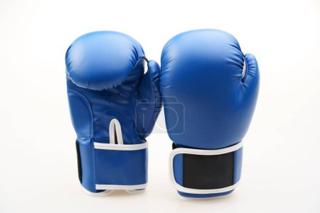 Téléchargez les photos : Une paire de gants de boxe bleus isolés sur fond blanc - en image libre de droit