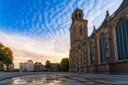 Téléchargez les photos : Un angle bas de l'église protestante St Lebuinus à Deventer, Pays-Bas contre les nuages épars - en image libre de droit