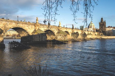 Foto de Un pintoresco plano del Puente de Carlos con arquitectura medieval en Praga, Chequia - Imagen libre de derechos