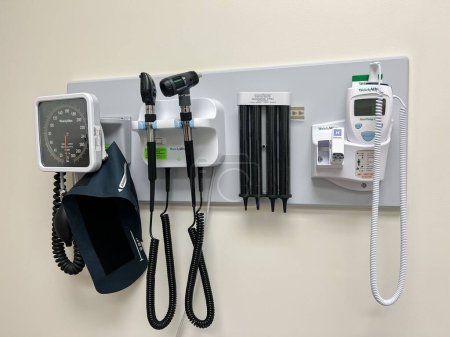 Foto de Un primer plano de instrumentos médicos colgados en la pared en el consultorio de un médico - Imagen libre de derechos