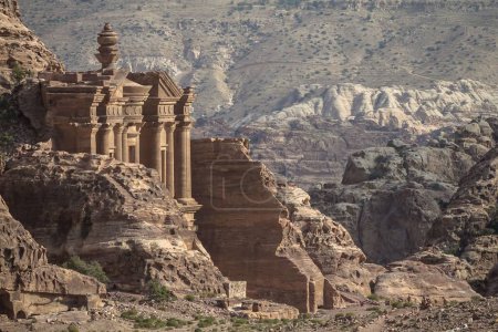 Foto de Una hermosa foto de un monumento antiguo en el desierto de Petra en Jordania - Imagen libre de derechos
