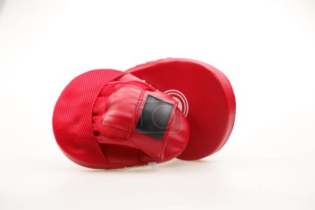 Téléchargez les photos : Un gros plan de gants de boxe rouges isolés sur fond blanc - en image libre de droit