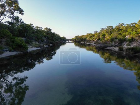 Téléchargez les photos : Une vue panoramique d'une rivière avec de l'eau propre entourée d'une nature verte par temps ensoleillé - en image libre de droit