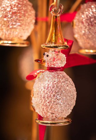 Téléchargez les photos : Vue rapprochée verticale d'un bonhomme de neige en verre ornement de Noël - en image libre de droit