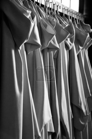 Foto de Una toma a escala de grises de un conjunto de túnicas usadas por los monjes del Monasterio de Montserrat - Imagen libre de derechos
