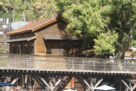 Téléchargez les photos : Un beau cliché d'une vieille cabane en bois près du pont en bois - en image libre de droit