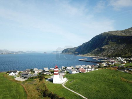 Foto de Una hermosa vista del faro alrededor de Alesund bajo un cielo azul en Noruega - Imagen libre de derechos
