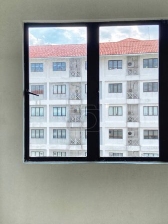 Téléchargez les photos : Plan vertical de deux vitres avec vue sur un autre bâtiment - en image libre de droit