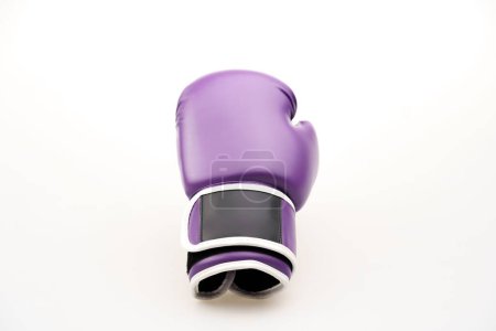 Téléchargez les photos : Un seul gant de boxe violet isolé sur fond blanc - en image libre de droit