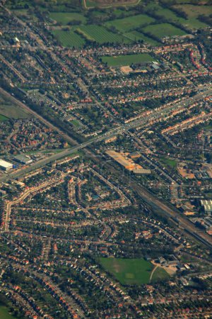 Téléchargez les photos : Vue aérienne verticale de champs verts, de bâtiments et de routes pendant la journée depuis un avion - en image libre de droit