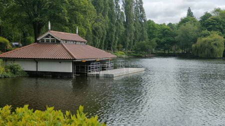 Téléchargez les photos : Une belle vue sur le parc Walsall Arboretum par une journée nuageuse en Angleterre, Royaume-Uni. - en image libre de droit