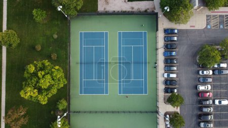 Téléchargez les photos : Une vue de drone d'un court de tennis avec parking à proximité - en image libre de droit