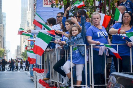 Téléchargez les photos : Le défilé annuel de la Journée du patrimoine italien descend la cinquième avenue dans le centre-ville de Manhattan, New York - en image libre de droit