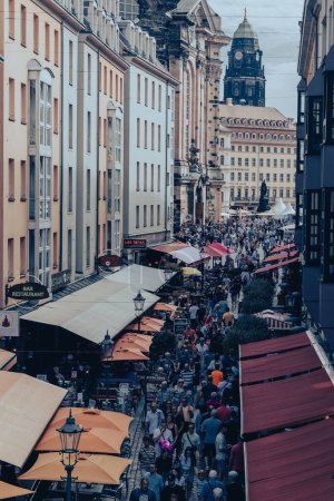 Téléchargez les photos : Un plan vertical de la foule dans la rue au Festival de Dresde City un jour - en image libre de droit