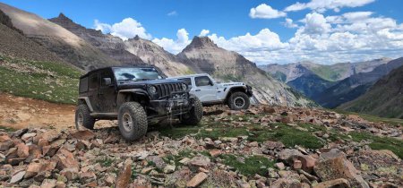 Ein Jeep Wrangler Unlimited und Jeep JK CARS auf Yankee Boy Basin Mine Berge Ouray, Colorado