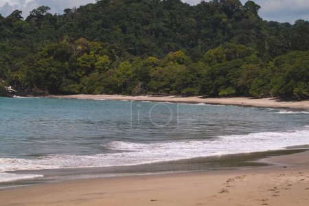 Téléchargez les photos : La plage Manuel Antonio à Quepos, Costa Rica - plage tropicale paradisiaque - en image libre de droit