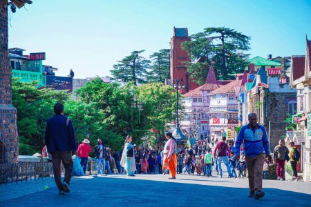 Foto de Un primer plano de la gente caminando en Shimla Mall Road, India - Imagen libre de derechos