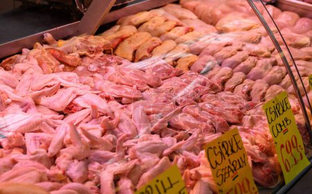 Foto de Un primer plano de alto ángulo de carne de pollo cruda exhibida en una carnicería - Imagen libre de derechos