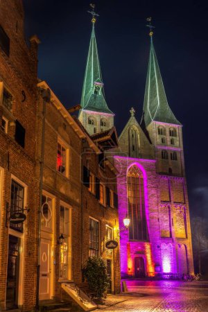 Foto de Una vista al aire libre de la famosa iglesia de San Nicolás en Deventer, Países Bajos por la noche - Imagen libre de derechos