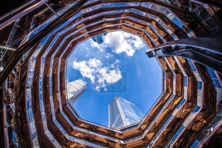 Téléchargez les photos : Vue en angle bas du ciel depuis l'intérieur du bâtiment Oculus à Hudson Yards, New York - en image libre de droit
