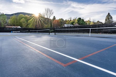 Increíbles nuevas pistas de tenis azules con líneas blancas y líneas rojas de pickleball