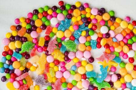 Téléchargez les photos : Un gros plan de bonbons colorés sur un fond - en image libre de droit