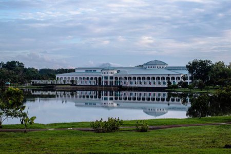 Téléchargez les photos : L'architecture de la Bibliothèque d'État du Sarawak à Kuching, Malaisie - en image libre de droit