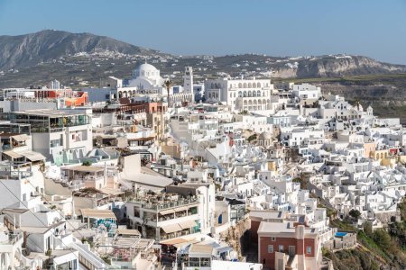 Foto de El impresionante paisaje urbano de la densamente poblada Fira, la principal ciudad de la isla de Santorini en Grecia - Imagen libre de derechos