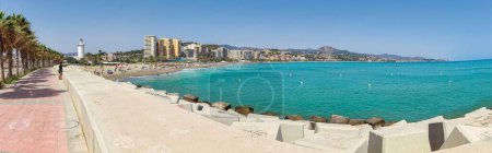 Téléchargez les photos : Une vue panoramique sur la plage de Malaga avec le phare en arrière-plan - en image libre de droit