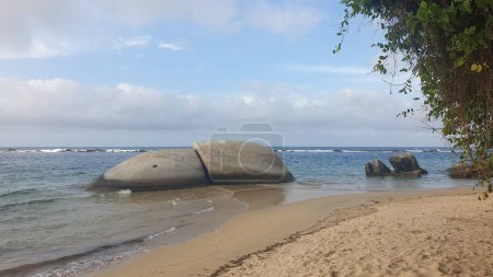 Foto de Un primer plano de piedras gigantes en la playa del Parque Nacional Tayrona en Colombia - Imagen libre de derechos