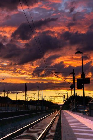 Téléchargez les photos : Une vue aérienne du chemin de fer pendant le coucher du soleil - en image libre de droit