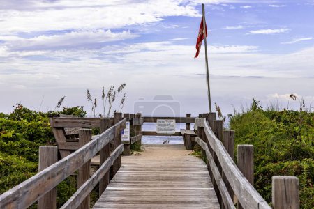 Foto de Un paisaje marino con una bandera en los Outer Banks en NC - Imagen libre de derechos