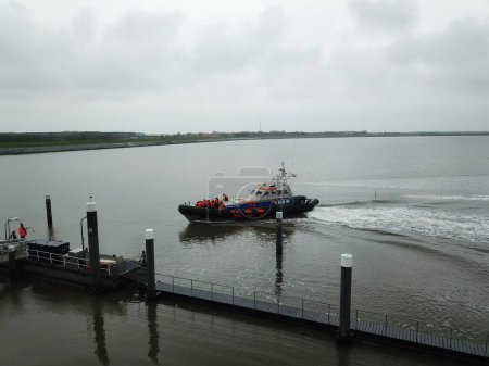 Téléchargez les photos : Le bateau de sauveteur conduisant dans le havre sur l'île d'Ameland aux Pays-Bas - en image libre de droit